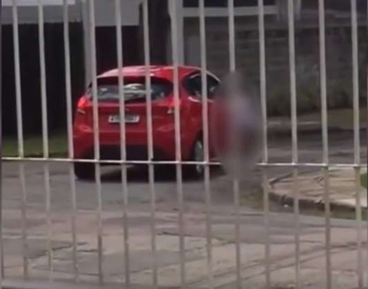 Gruaja braktis vajzën pesëvjeçare në rrugë (Video)