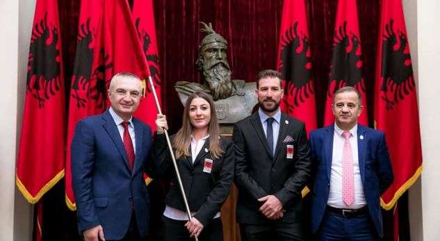 Meta i dorëzon flamurin delegacionit shqiptar në Lojërat Dimërore