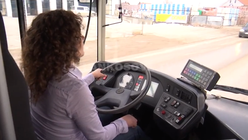 Hava Muhaxheri, ngasësja e parë e autobusit (VIDEO)