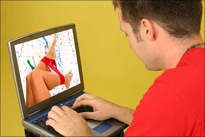 Shikimi i pornografisë dëmton trurin