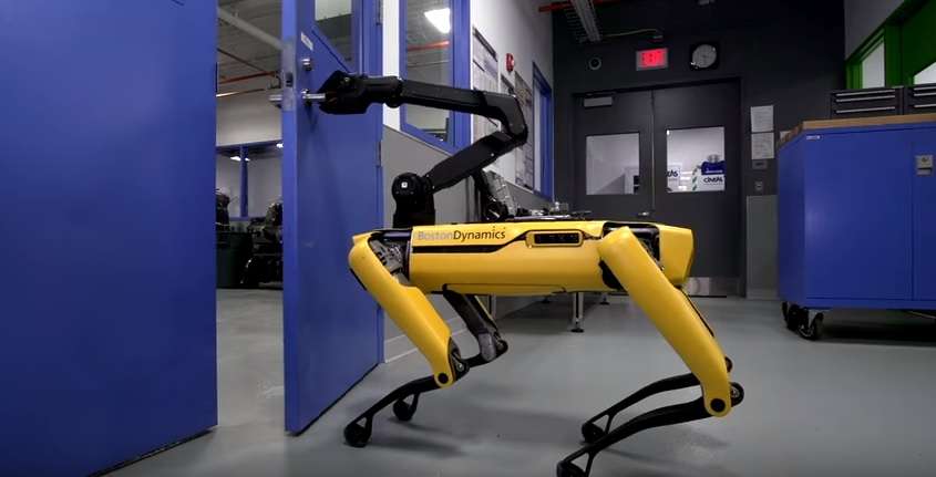 Roboti që i del në ndihmë miqve (Video)