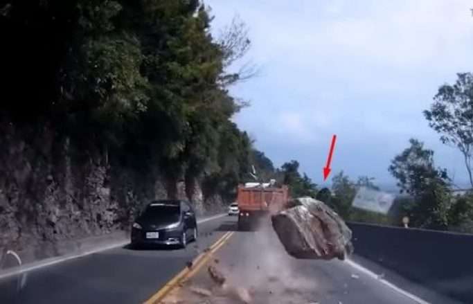 Momenti i tmerrshëm kur guri për pak bie në veturë gjatë lëvizjes (VIDEO)