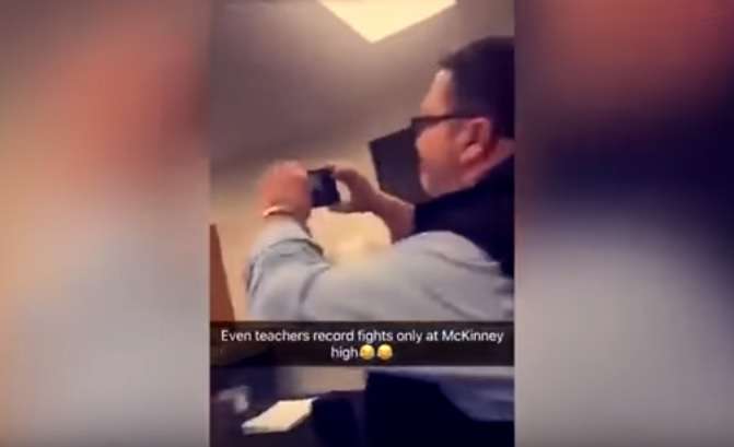 Dy nxënës përleshen në klasë, mësuesi i xhiron (Video)