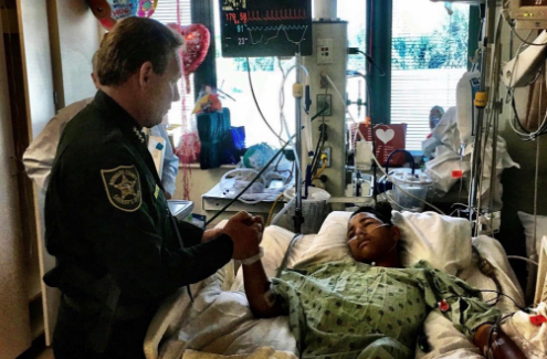 Shpëton nxënësi që u qëllua pesë herë në Florida, vizitohet nga sherifi i qarkut