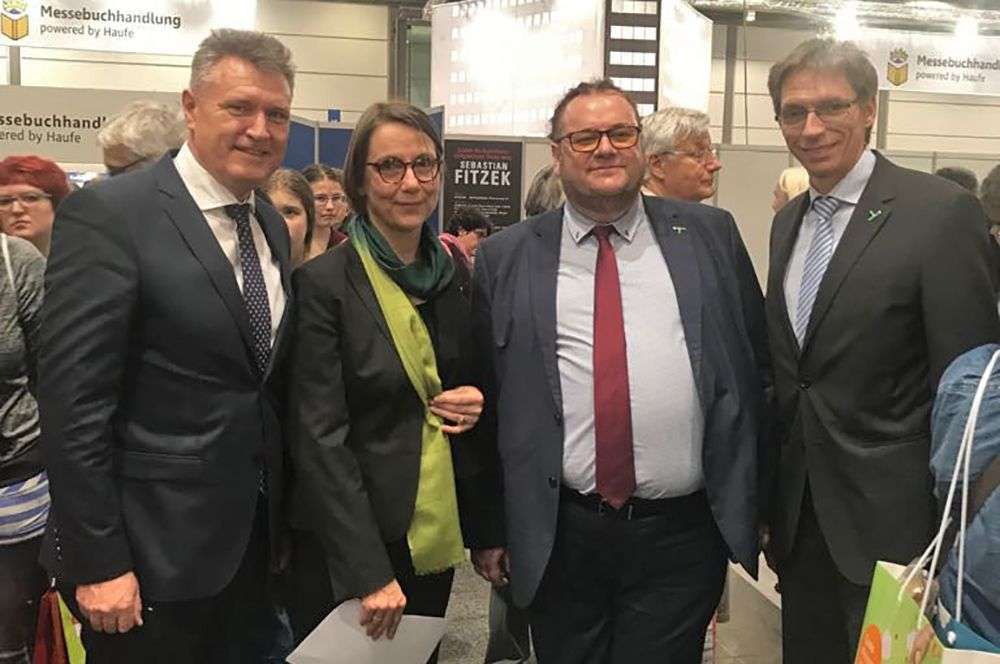 Hoti takoi Ministrin e Kulturës të Maqedonisë dhe drejtuesit e Tradukit