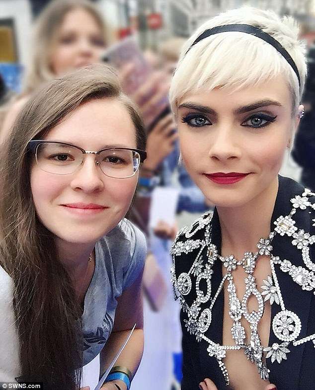 Fansja më e flaktë, thotë se takoi më shumë se 500 yje botërorë (FOTO)