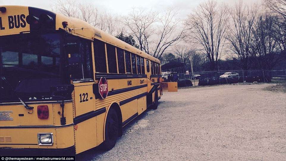 Çifti britanik shndërron autobusin shkollor në një shtëpi fantastike banimi (FOTO)