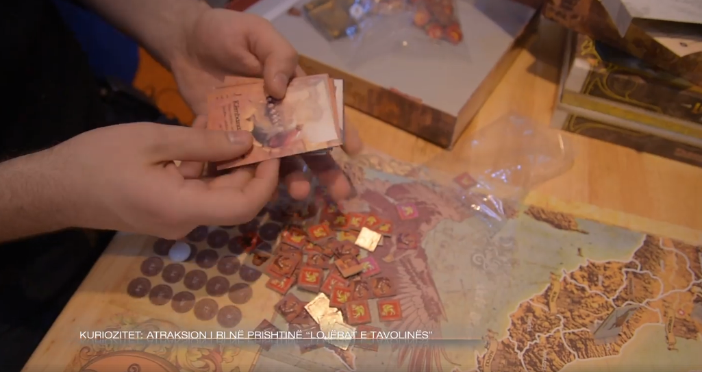 Atraksioni i ri i Prishtinës, kafe bari me 40 lojëra tavoline (VIDEO)