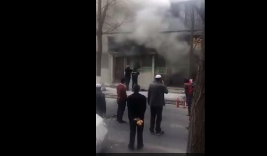 Tentojnë të shuajnë zjarrin, flakët u djegin fytyrën (VIDEO)