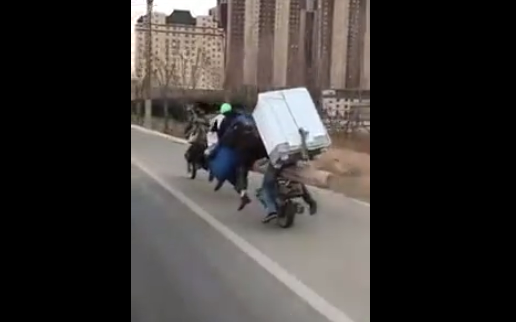 Shpikja më e re e kinezëve, skuter për shtatë persona! (VIDEO)