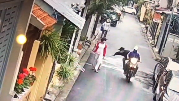 E dhimbshme: Papritur ia grabisin qenin, e tërhqin zvarrë me motoçikletë (VIDEO)