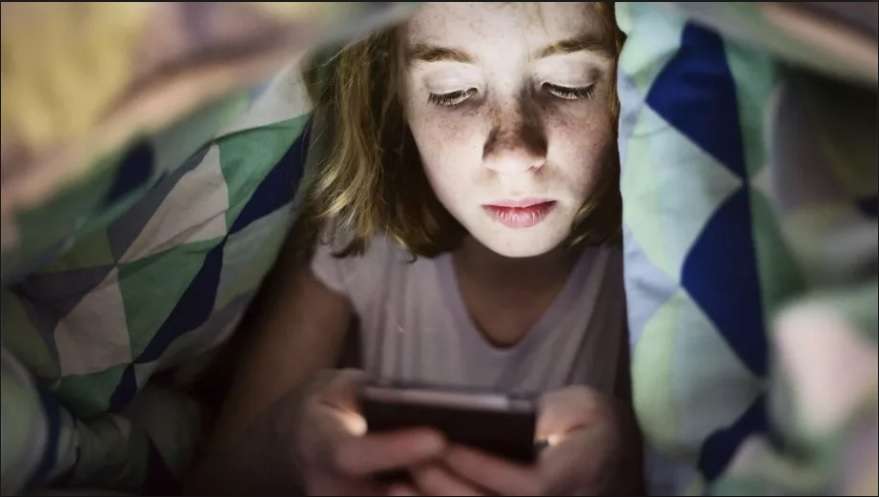 Rreziqet e të fjeturit me telefon ndezur
