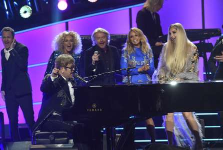 Yjet nderojnë Elton John me pjesëmarrje në koncertin madhështor (VIDEO)