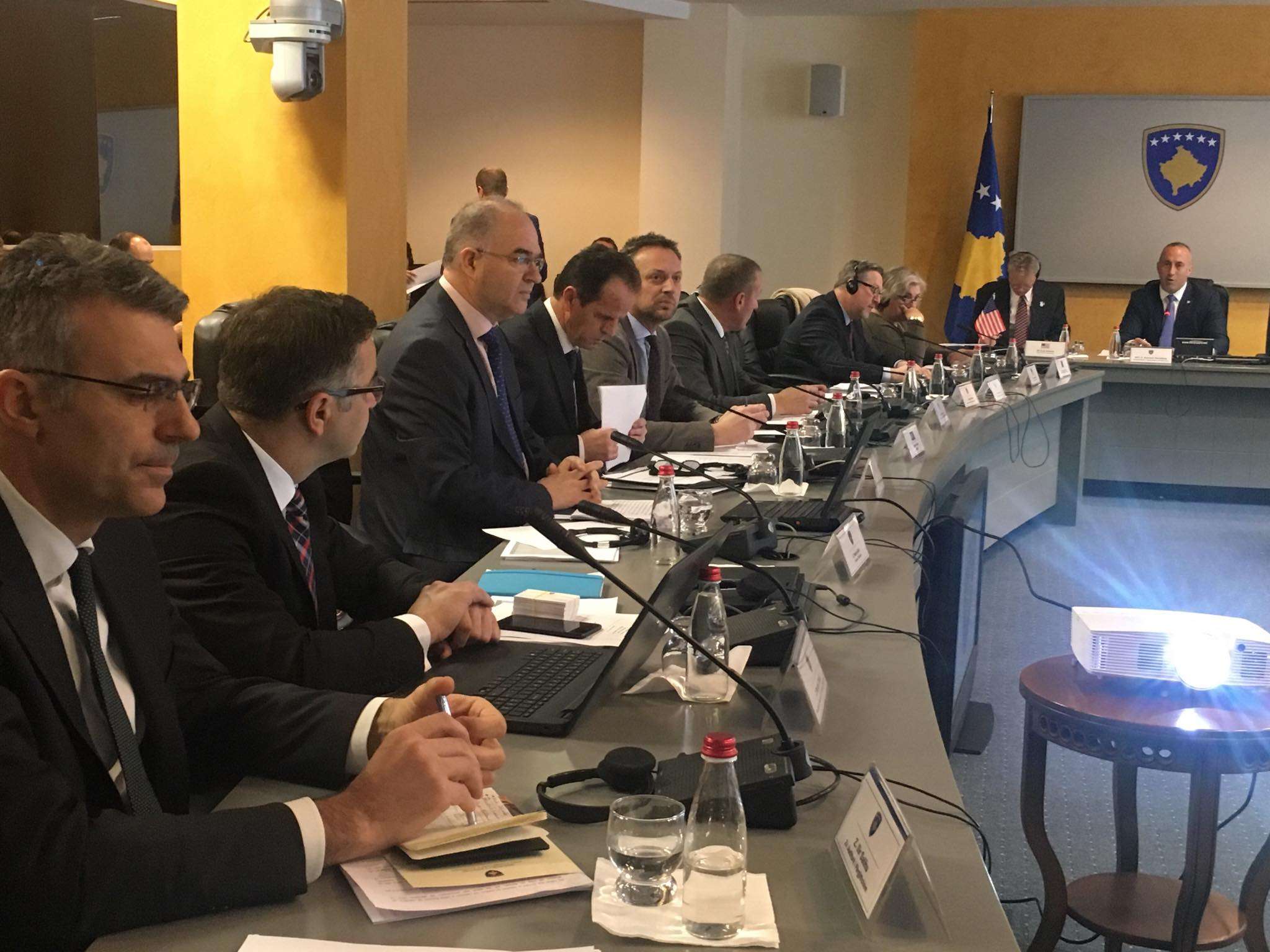 Takimi për sundimin e ligjit bën bashkë Haradinajn, Delawien e Apostolovën (VIDEO)