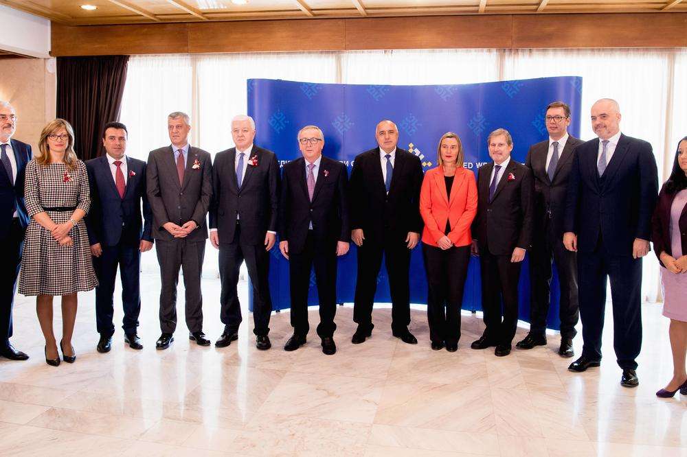 Pse Thaçi vendosi karficë me babadimër në xhaketën e tij në Sofje? (FOTO)
