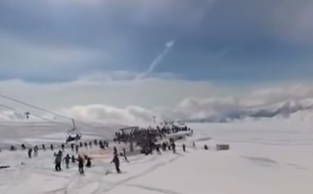 Turistët fluturojnë si kukullat, teleferiku probleme me frenimin (VIDEO)