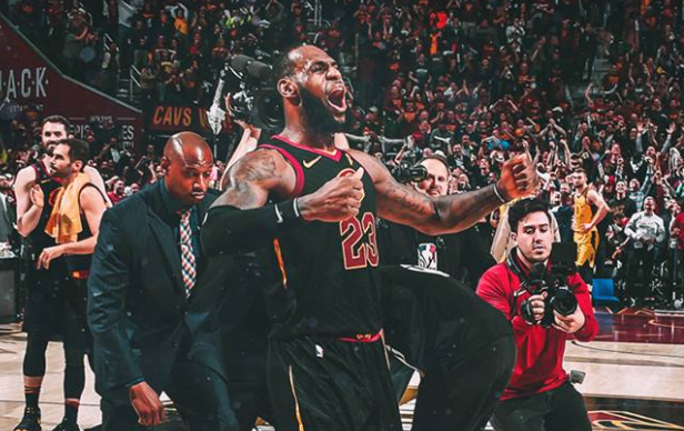 LeBron James ia sjell Cavs triumfin në sekondën  e fundit (VIDEO)