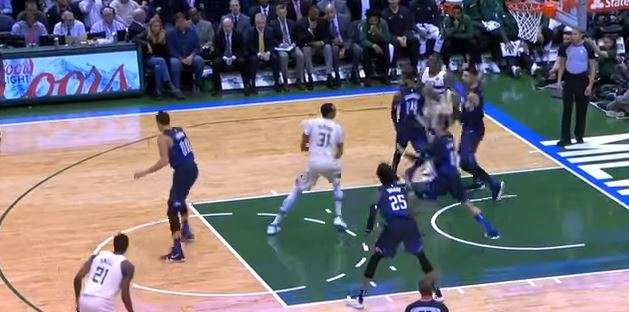 Bucks shuan magjinë e Orlandos (VIDEO)