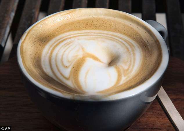 Luftoni kancerin duke konsumuar kafe