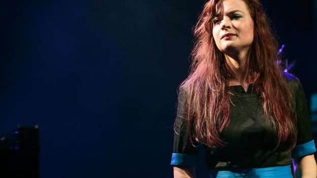 Radioja zvicerane promovon solo albumin e Elina Dunit (FOTO)