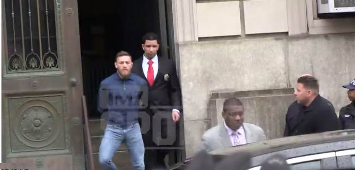 McGregor dërgohet nga policia në gjykatë (VIDEO)