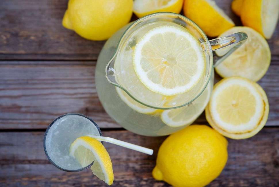 Përfitimet në shëndet nga uji me limon