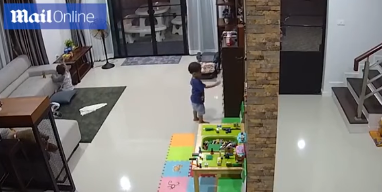Vogëlushi i shpëton tragjedisë për pak sekonda (VIDEO)