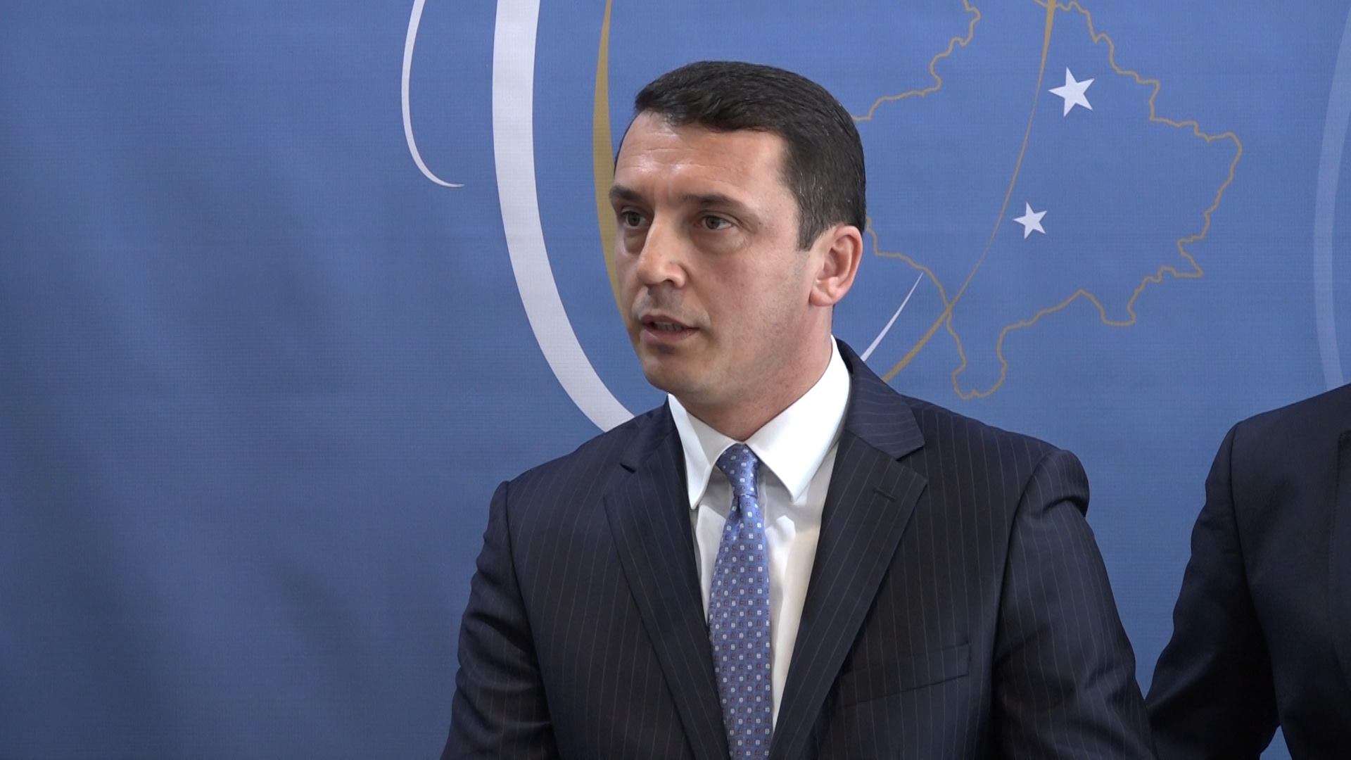 Ministri Gashi ngushëllon familjen e aktorit Art Kurti