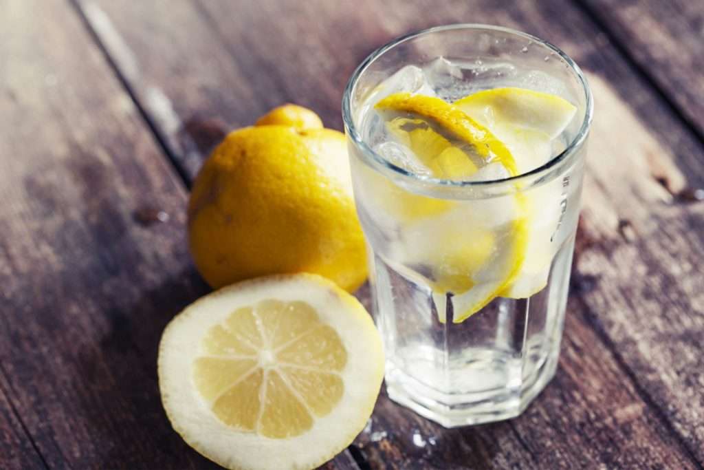 Humbja e peshës, tri pijet që janë më efektive se uji me limon