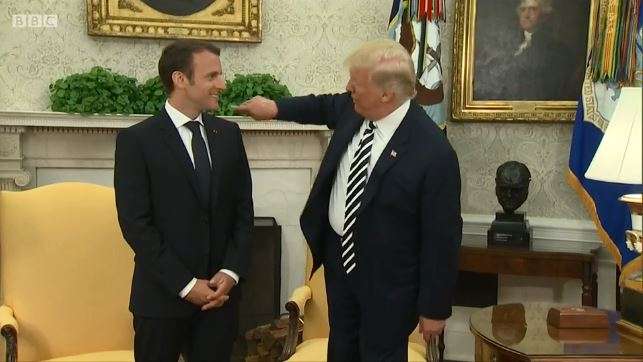Trump ia pastron xhaketën Macron-it (VIDEO)