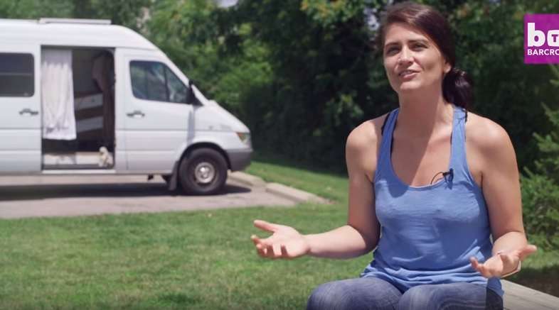 Jeton në furgon për t'u ikur shpenzimeve (VIDEO)