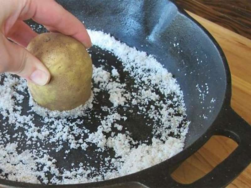 Si ta pastroni tiganin me patate?