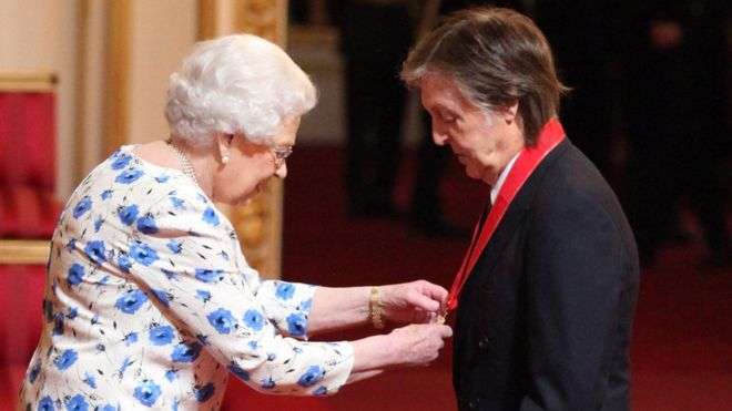 Paul McCartney nderohet nga Pallati Bucingham