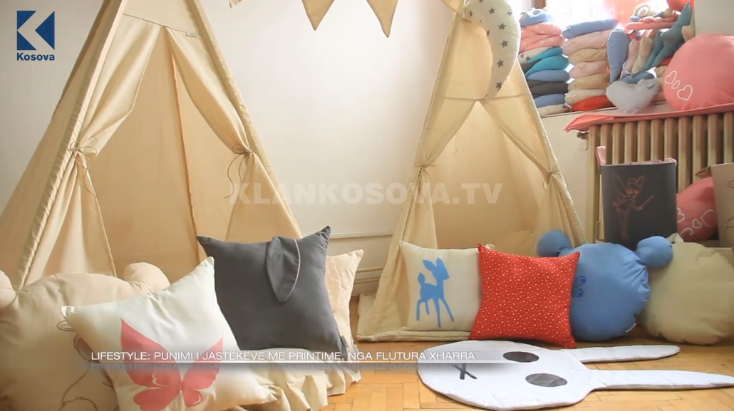 Punimi i jastëkëve të printuar nga Flutura Xharra (VIDEO)