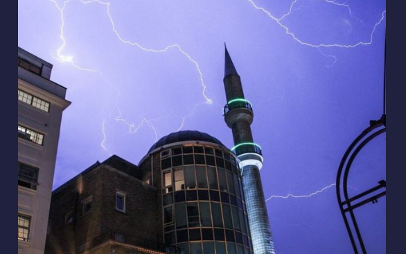Xhamia në Dalston i shpëton rrufesë e vetëtimës - stuhia sjell spektakël natyror (FOTO)