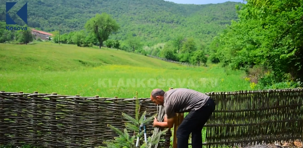 Asllan Demiri, mjeshtri i konstruksioneve nga thuprat (VIDEO)
