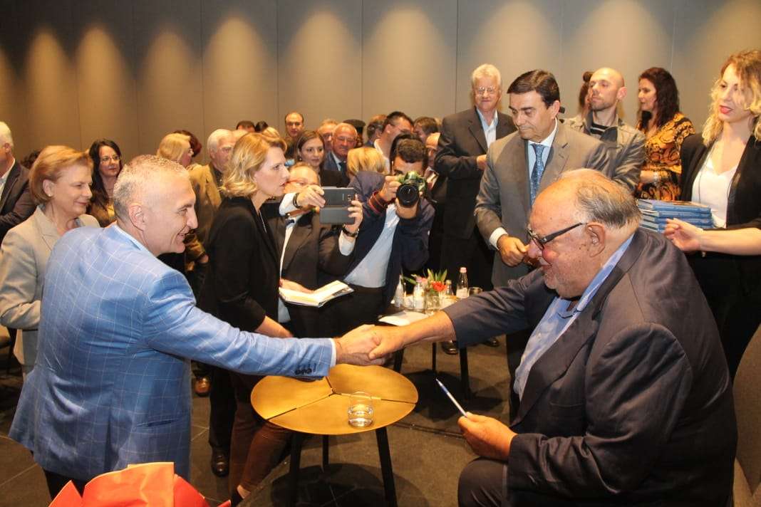 Politikani i njohur grek promovon librin e tij në Tiranë