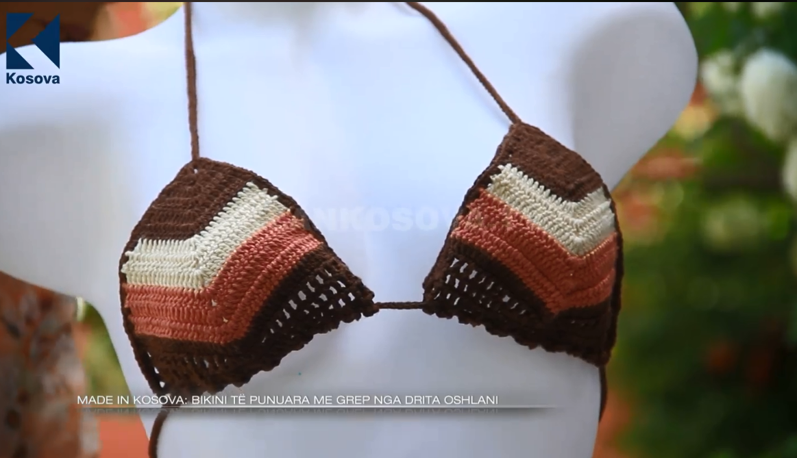 Bikini nga pambuku të punuara me grep (VIDEO)