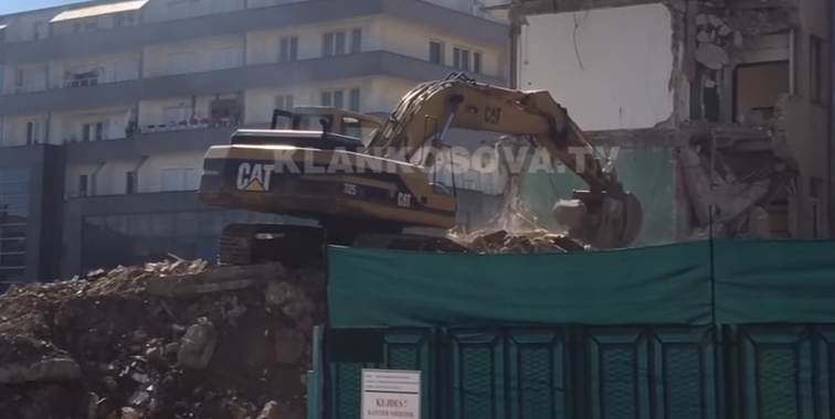 Vushtrri, nis rrënimi i pjesëshëm i qendrës së kulturës (VIDEO)