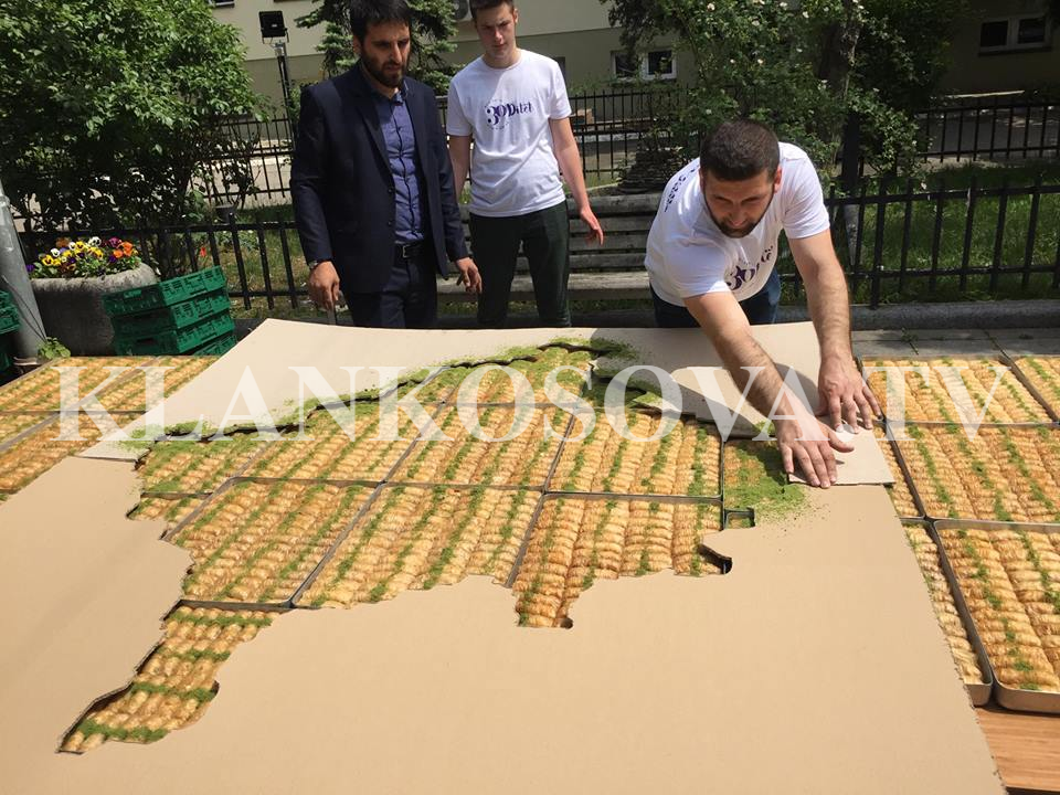 Bakllavë gjigante në sheshin ''Nënë Tereza'', falas për qytetarët për muajin e Ramazanit (FOTO)