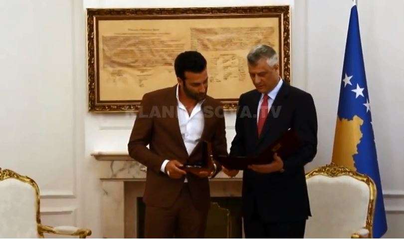 Thaçi dekoron Lahajn (VIDEO)
