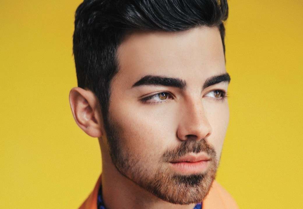 Joe Jonas bën tatuazh këngën e grupit "Electric Light Orchestra"