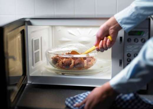 Pastroni mikrovalën në mënyrë natyrale vetëm me limon