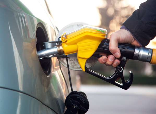 Nafta dhe benzina sot lirohen për dy centë