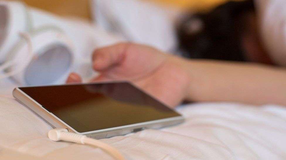 Fikeni telefonin pas orës 22:00