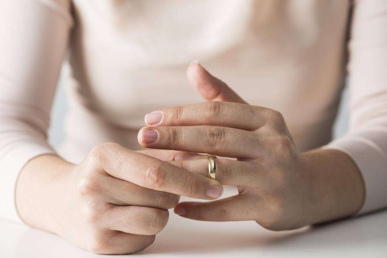 Një në tri gra heq unazën e martesës para intervistës për punë
