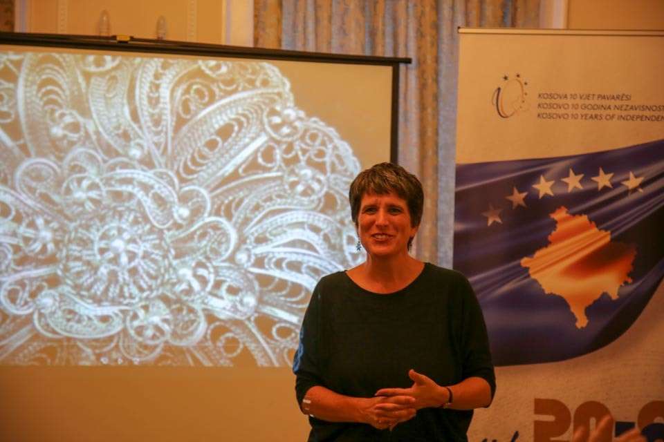 Humanistja Elizabeth Gowing promovon filigrane të Kosovës në Britani të Madhe (FOTO)