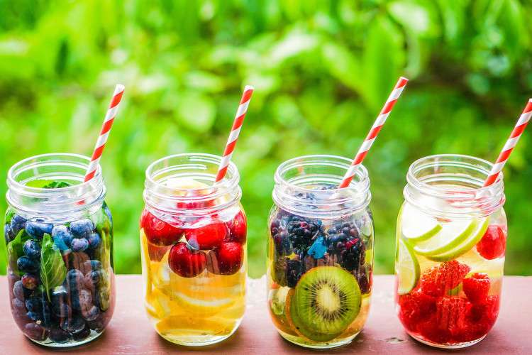 Freskohu këtë verë me ujin e frutave, magji e shëndetit tuaj (VIDEO)