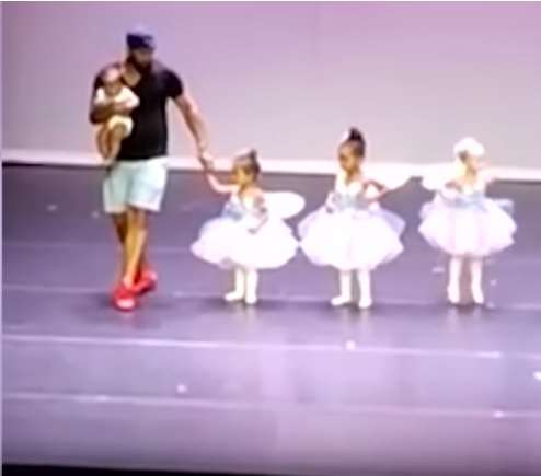 Ja çfarë bën ky baba i përkushtuar për vajzën e tij (VIDEO)