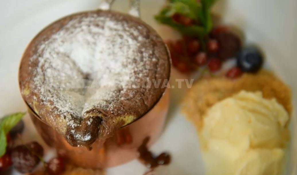 Sufle me çokollate të bardhë dhe të zezë pa gluten (VIDEO)